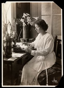 Maude Fealy seduta a una macchina da scrivere, c.1915